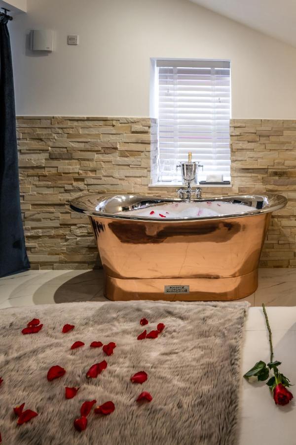 Pamper Yourself In Our Double Sized Copper Tub -2 Bedroom Villa 因弗内斯 外观 照片
