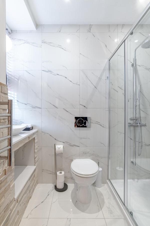 Pamper Yourself In Our Double Sized Copper Tub -2 Bedroom Villa 因弗内斯 外观 照片