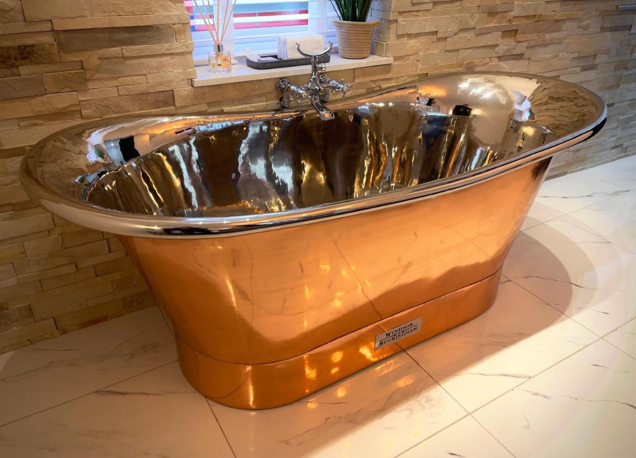 Pamper Yourself In Our Double Sized Copper Tub -2 Bedroom Villa 因弗内斯 外观 照片