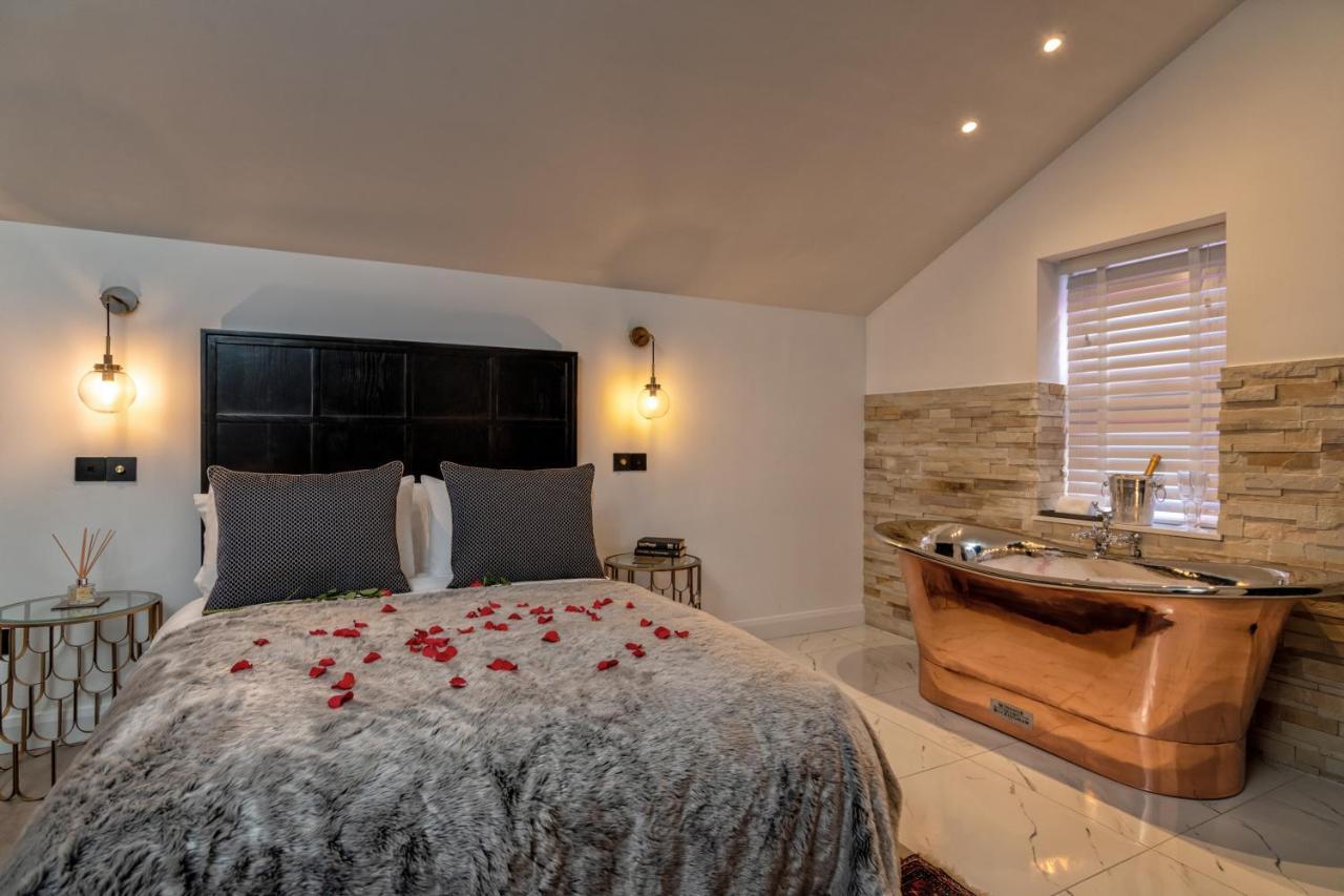 Pamper Yourself In Our Double Sized Copper Tub -2 Bedroom Villa 因弗内斯 外观 照片